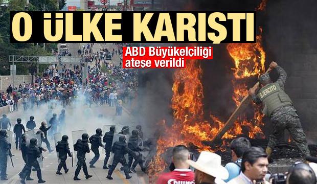 O ülke karıştı! ABD Büyükelçiliğinin kapısını ateşe verdiler