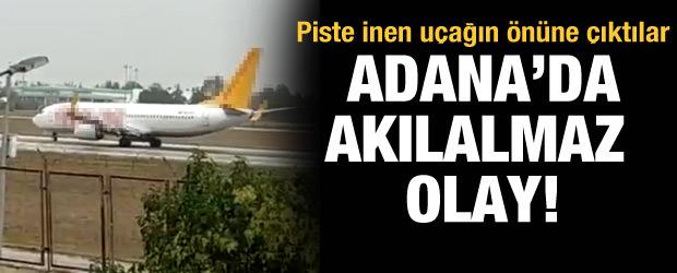 Adana Havalimanı'nda bir grup piste inen uçağın önüne çıktı!