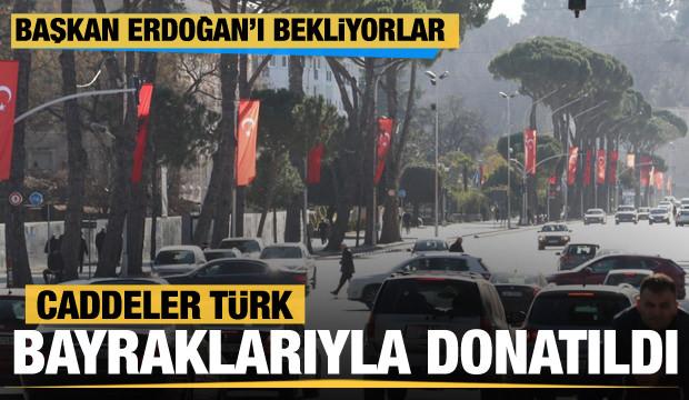 Caddeler Türk bayraklarıyla donatıldı... Cumhurbaşkanı Erdoğan'ı bekliyorlar