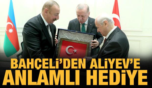 Bahçeli, Aliyev'e  "Sarsılmaz" dostluk tabancası hediye etti