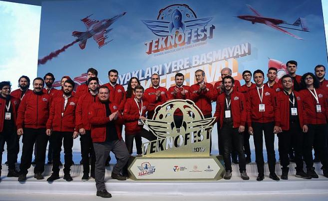 "Teknofest milletimize ait bir festivaldir" Bayraktar'dan o gazetelere okkalı cevap...