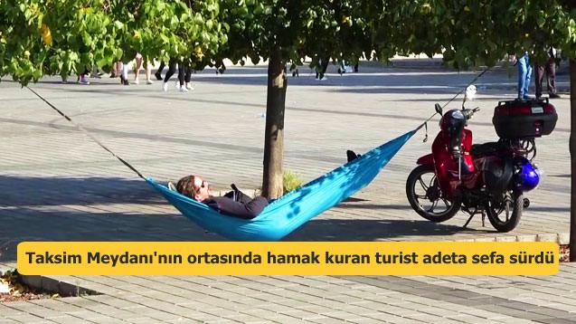 Taksim Meydanı'nın ortasında hamak kuran turist adeta sefa sürdü