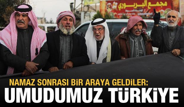 Namaz sonrası bir araya geldiler: Umudumuz Türkiye