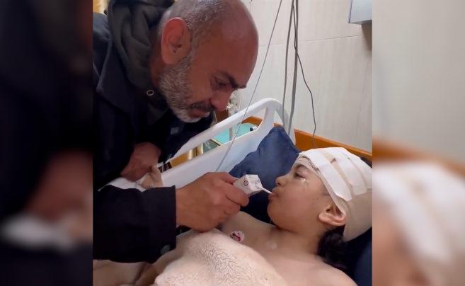 Elimi tut baba! Siyonist İsrail’in saldırılarında yaralanan kızını gözyaşları içinde sütle besledi...