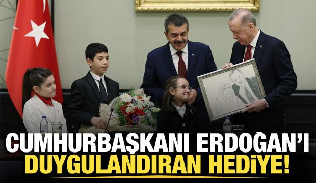 Cumhurbaşkanı Erdoğan'ı duygulandıran hediye!
