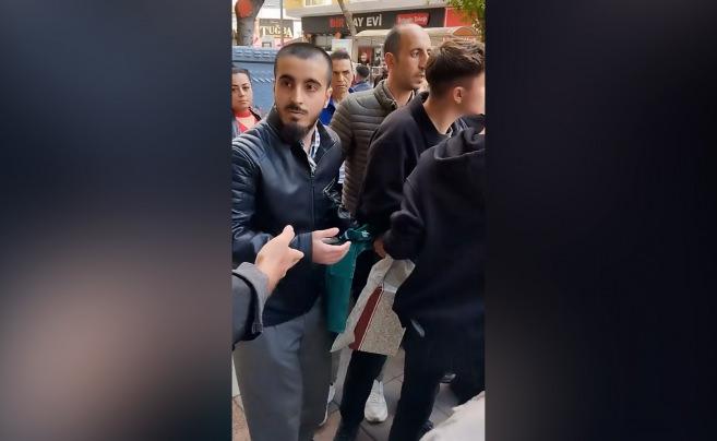Eskişehir'de akılalmaz olay! Kelime-i Tevhid bayrağı taşıyan Müslüman genç saldırıya uğradı