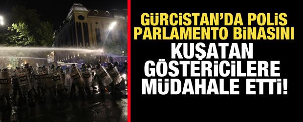 Gürcistan'da polis, parlamento binasını kuşatan göstericilere müdahale etti