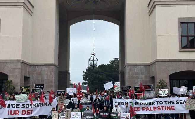 Koç Üniversitesi öğrencileri Filistin'e destek için gösteri düzenledi