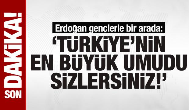 Cumhurbaşkanı Erdoğan gençlerle bir arada: 'Türkiye'nin en büyük umudu sizlersiniz!'