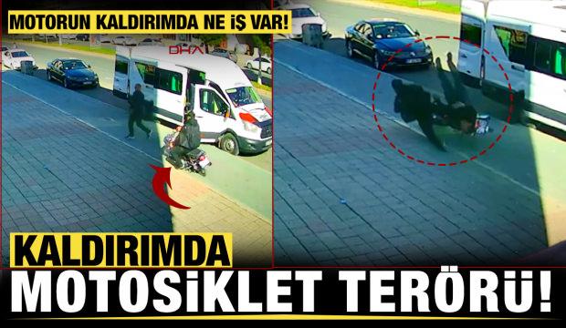 Motosiklet terörü kamerada! Kaldırımdaki vatandaşa çarptı