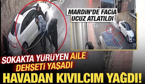 Havadan kıvılcım yağdı! Kopan elektrik teli, sokakta y&uuml;r&uuml;yen adamın &uuml;zerine d&uuml;şt&uuml;