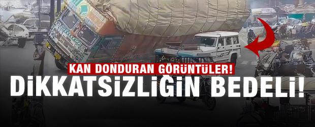 Hindistan'da korkun&ccedil; kaza! Talaş y&uuml;kl&uuml; kamyon aracın &uuml;zerine devrildi