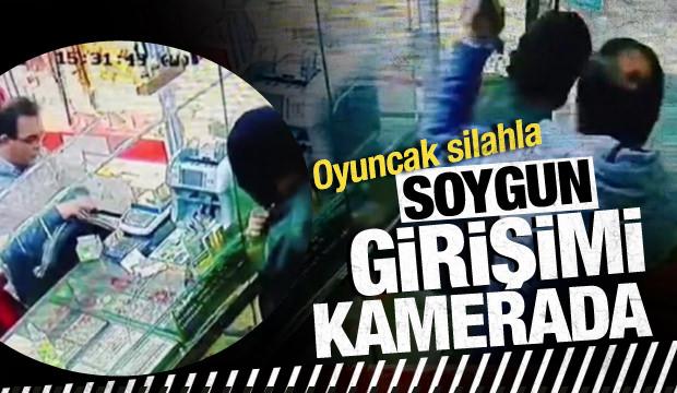 Oyuncak silahla kuyumcu soyma girişimi kamerada