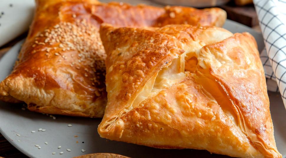 Çıtır çıtır peynirli zarf börek nasıl yapılır? Hazır yufkadan peynirli zarf börek tarifi
