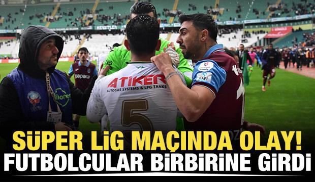 Süper Lig maçında olay! Futbolcular birbirine girdi