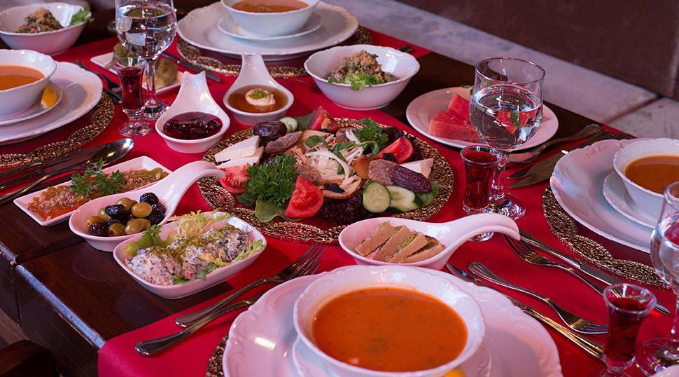 Uzman isimden uyarı: İftarda sakın bu hatayı yapmayın! Hastalıklara davetiye &ccedil;ıkarıyor