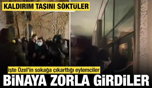 İşte Özel'in sokağa çıkarttığı eylemciler: Binaya zorla girip, kaldırım taşını söktüler
