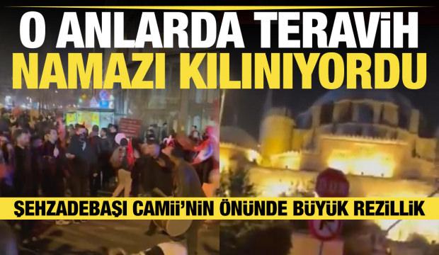 Teravih namazı kılınırken Şehzadebaşı Camii’nin önünde davul zurna ile halay çektiler