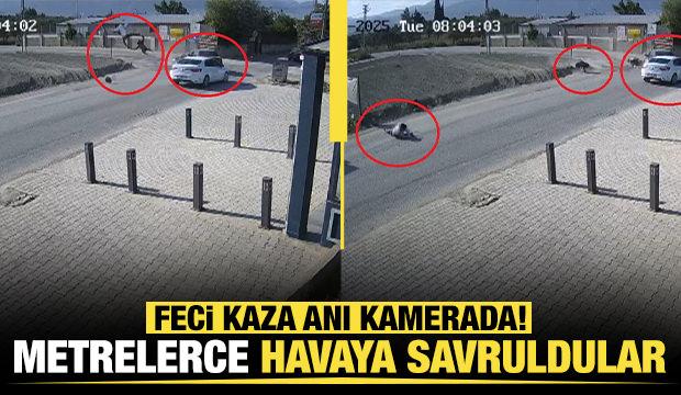 Motosikletliler otomobile çarptı, metrelerce havaya fırladılar