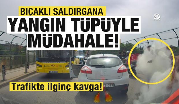 Bıçaklı sürücüye yangın tüpüyle müdahale kamerada