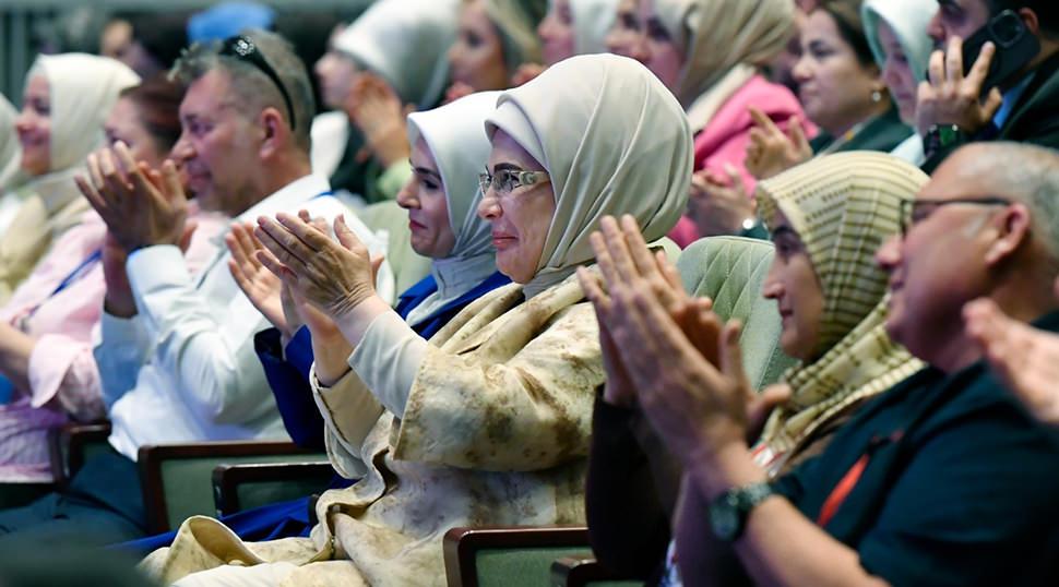 Emine Erdoğan'dan koruyucu aile mesajı: "Gelin aile yılını milat yapalım"
