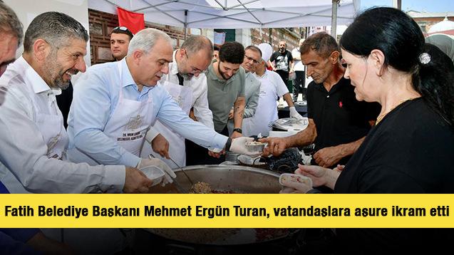 Fatih Belediye Başkanı Mehmet Ergün Turan, vatandaşlara aşure ikram etti