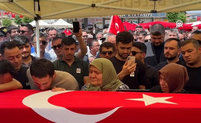 Şehidimizin cenazesinde gözyaşlarına boğan anlar: Cennet kokuyor burası