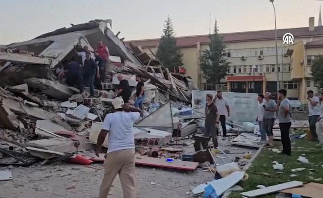Balıkesir'de 6.1'lik deprem: Enkaz altından çıkartıldılar