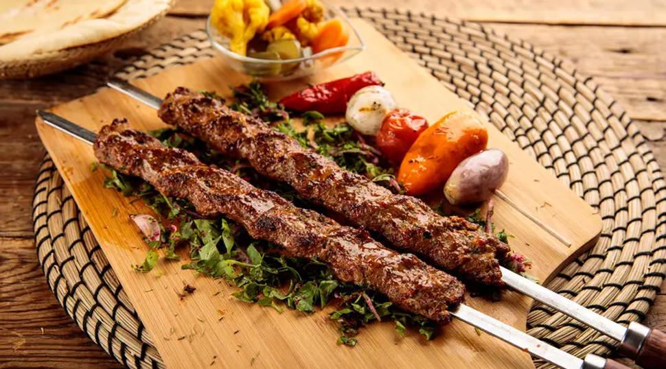 Fırında şov: Tepside Adana kebap tarifi ile lezzet patlaması