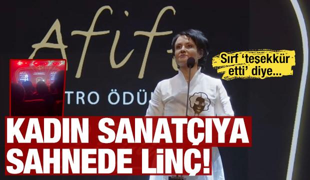 Sahnede Tamer Karadağlı'ya teşekkür etti diye dakikalarca yuhaladılar