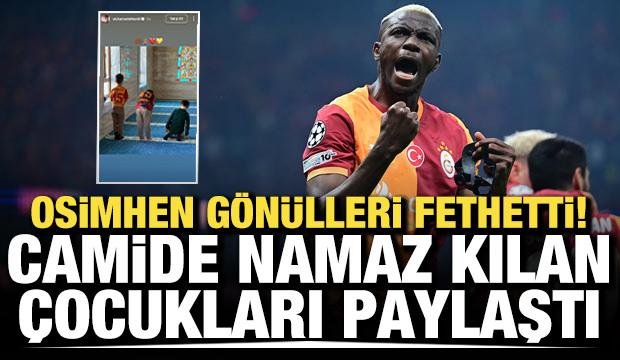 Osimhen gönülleri fethetti! Camide namaz kılan çocukları paylaştı