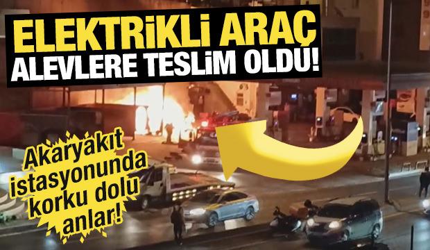 Elektrikli araç alevlere teslim oldu! Akaryakıt istasyonunda korku dolu anlar!