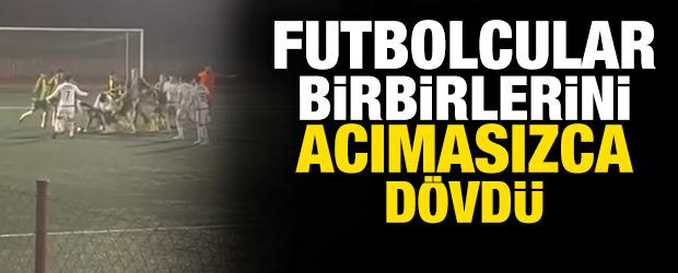 Futbolcular birbirlerini acımasızca dövdü: Kavga saniye saniye kaydedildi