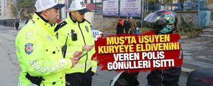 Muş'ta üşüyen kuryeye eldivenini veren polis gönülleri ısıttı