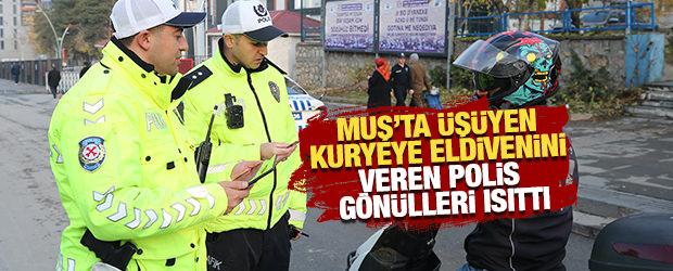 Muş'ta üşüyen kuryeye eldivenini veren polis gönülleri ısıttı