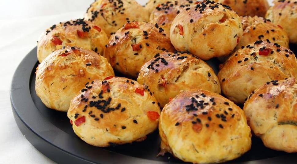 Biberli dereotlu poğa&ccedil;a tarifi! Mayalama derdi yok