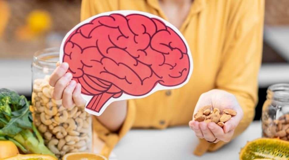 Beyin sağlığı i&ccedil;in 6 pop&uuml;ler besinden uzak durun!