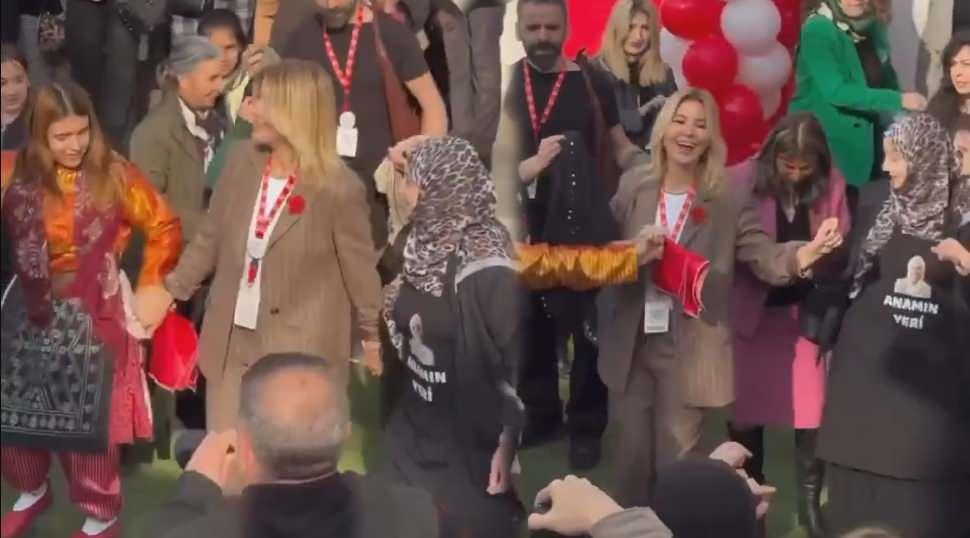 G&uuml;lben Ergen, halayda 'Baş&ouml;rt&uuml;s&uuml; var diye elini tutmadı' iddiasına yanıt verdi!