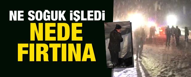 Hakkari'de kar esareti: Fırtınaya aldırış etmeden karlar &uuml;zerinde namaz kıldı
