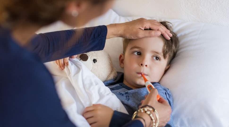 Ebeveynlerin en b&uuml;y&uuml;k endişesi: &Ccedil;ocuklarda ateş ne zaman tehlikeli?