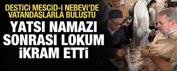 Destici, Mescid-i Nebevi&rsquo;de vatandaşlarla buluştu: Yatsı namazı sonrası lokum ikram etti