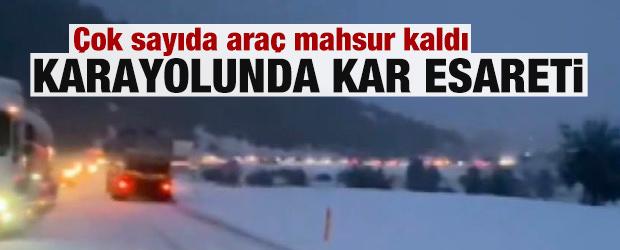 Karayolunda kar esareti; &ccedil;ok sayıda ara&ccedil; mahsur kaldı