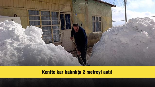 Kentte kar kalınlığı 2 metreyi aştı! K&ouml;yl&uuml;, ev yollarını a&ccedil;mak i&ccedil;in kolları sıvadı 