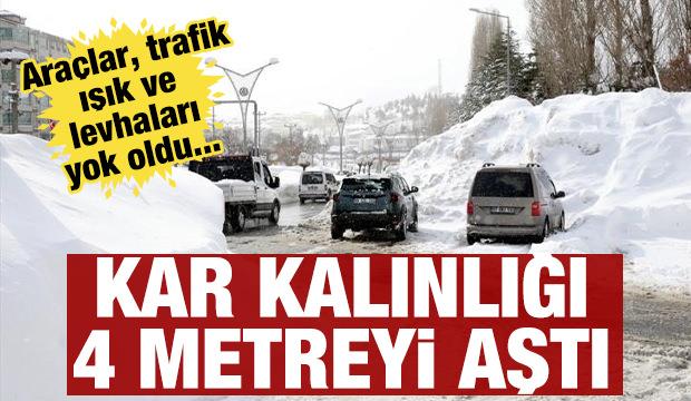 Kentte kar kalınlığı 4 metreyi aştı! Ara&ccedil;lar, trafik ışık ve levhaları yok oldu...