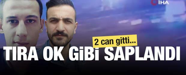 Otomobil tıra ok gibi saplandı: 2 &ouml;l&uuml;, 1 ağır yaralı