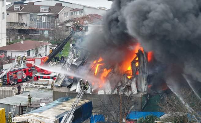 Ataşehir'de iş yerinde korkutan yangın: Saatler i&ccedil;inde k&uuml;le d&ouml;nd&uuml;