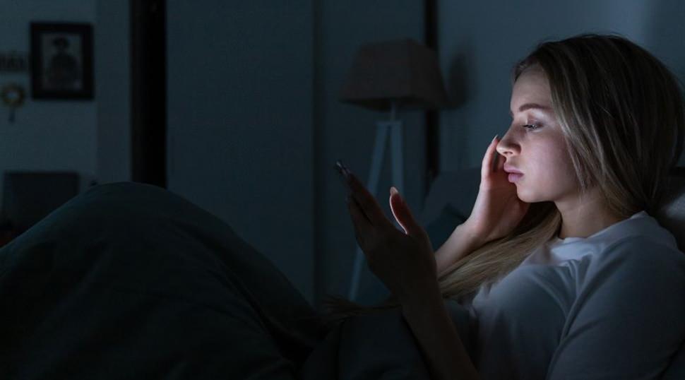 Karanlıktaki sinsi d&uuml;şman 'telefon': 2050'de d&uuml;nyanın yarısı g&ouml;zl&uuml;k takacak!