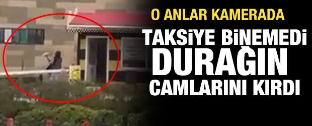 Taksiye binemeyen kadın, durak camlarını kırdı: O anlar kamerada