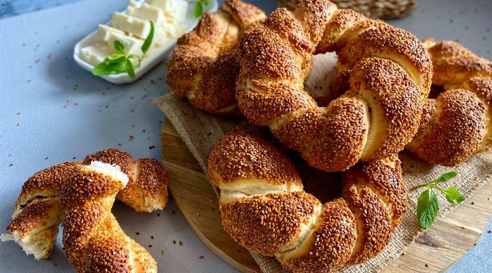 Bir kez deneyen hep yapıyor! Mayası tam tutan, susamı bol: S&uuml;tl&uuml; simit tarifi