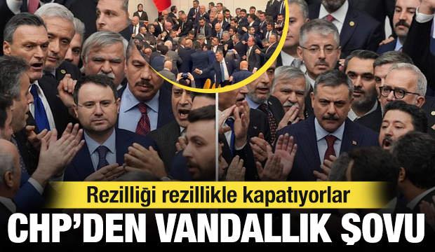 CHP&rsquo;den Meclis&rsquo;te vandallık şovu: Rezilliği rezillikle kapatıyorlar